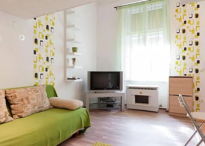 Dora's Calm Nest Over The Chestnut Tree