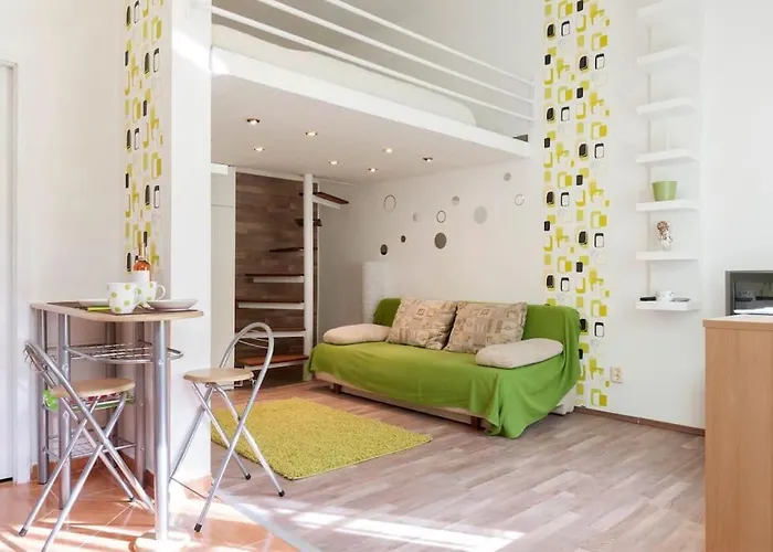 Dora's Calm Nest Over The Chestnut Tree 아파트