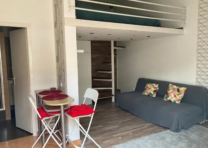 Dora's Calm Nest Over The Chestnut Tree