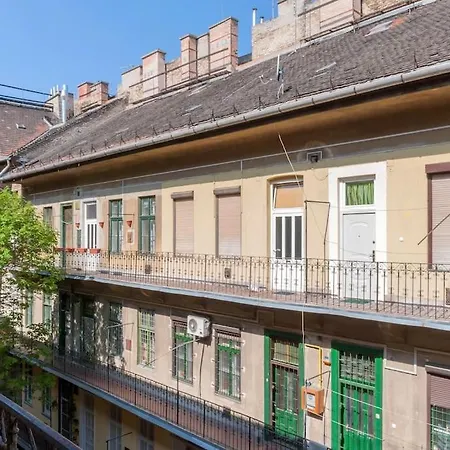 Apartamento Dora's Calm Nest Over The Chestnut Tree *