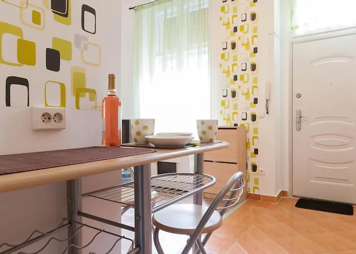 Dora's Calm Nest Over The Chestnut Tree Lägenhet *