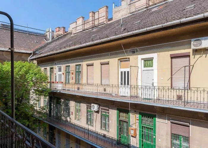 דירה Dora's Calm Nest Over The Chestnut Tree *